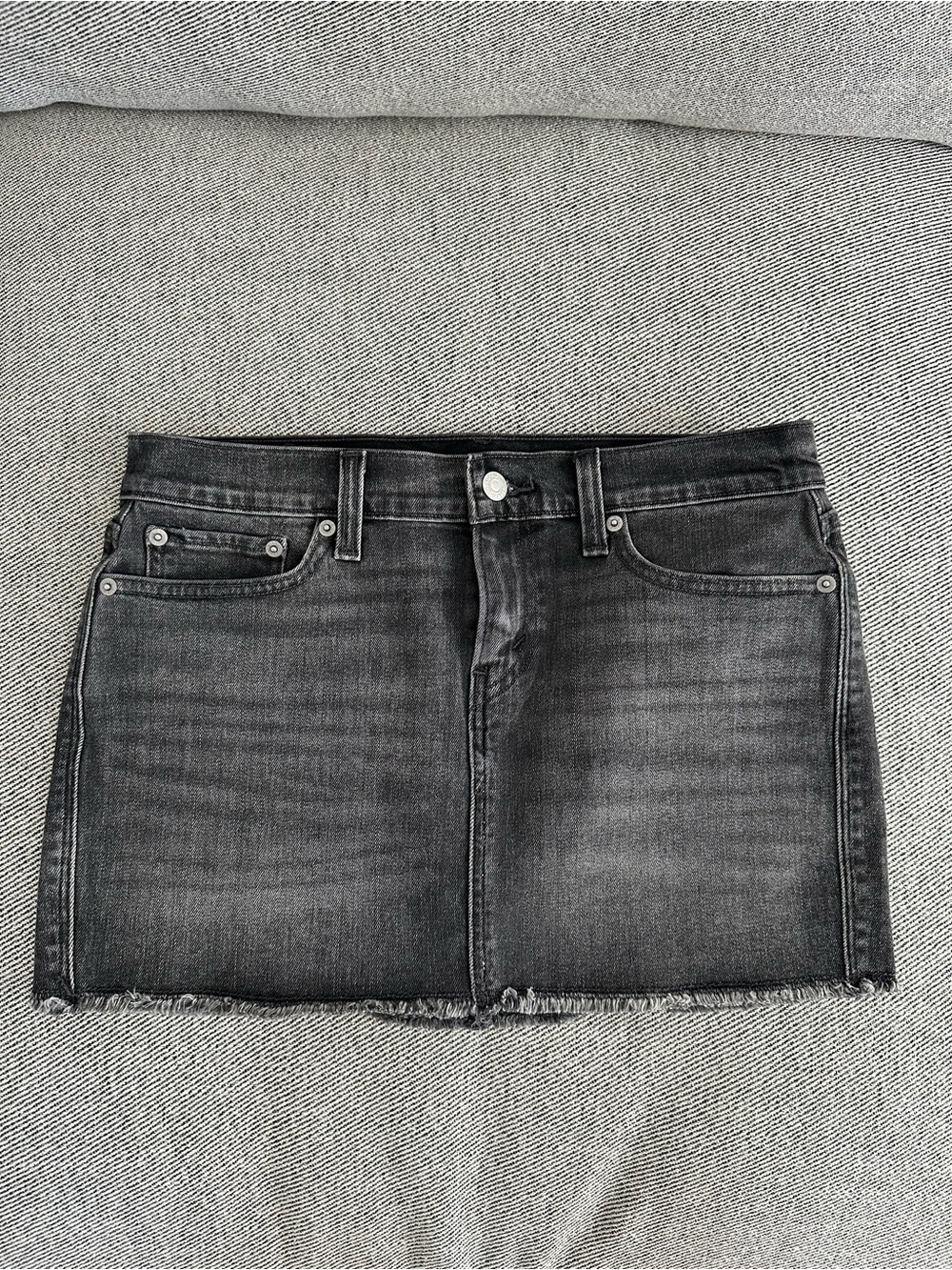 Levi's Black Denim Mini Skirt - Size 25 (New Without Tags)